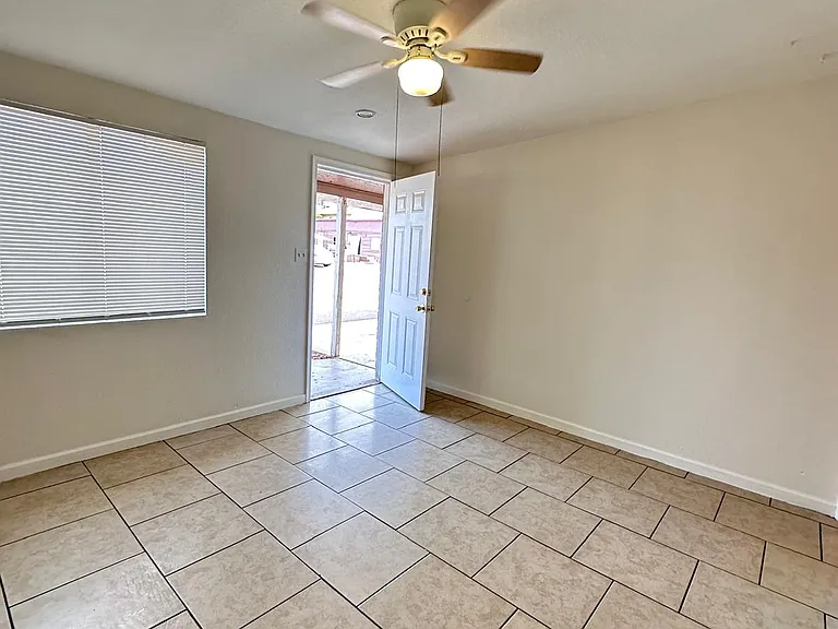 6633 N 67th Ave #9 — Photo 12