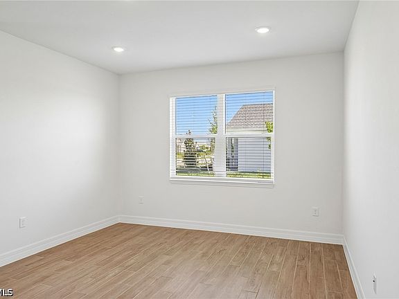 5th image of 44426 Frontier Dr