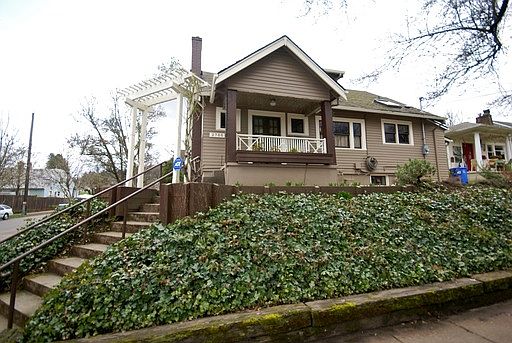 2nd image of 2700 NW Savier St