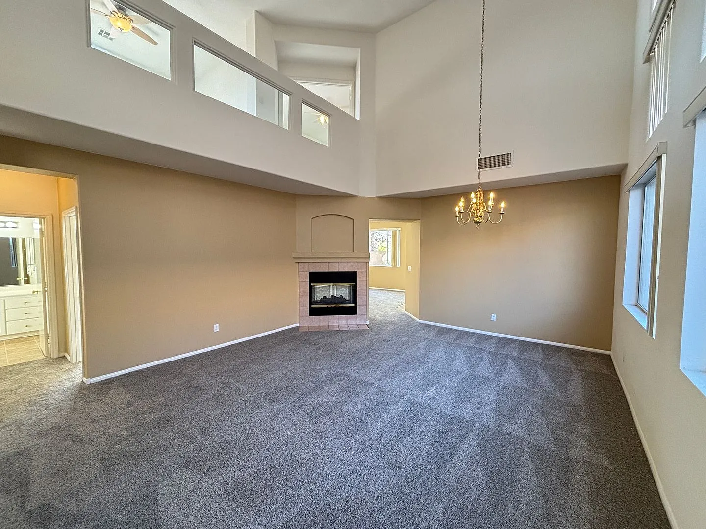 Stunning 4 Bed/2Bath/2Car home located in the Village in Summerlin! — Photo 4