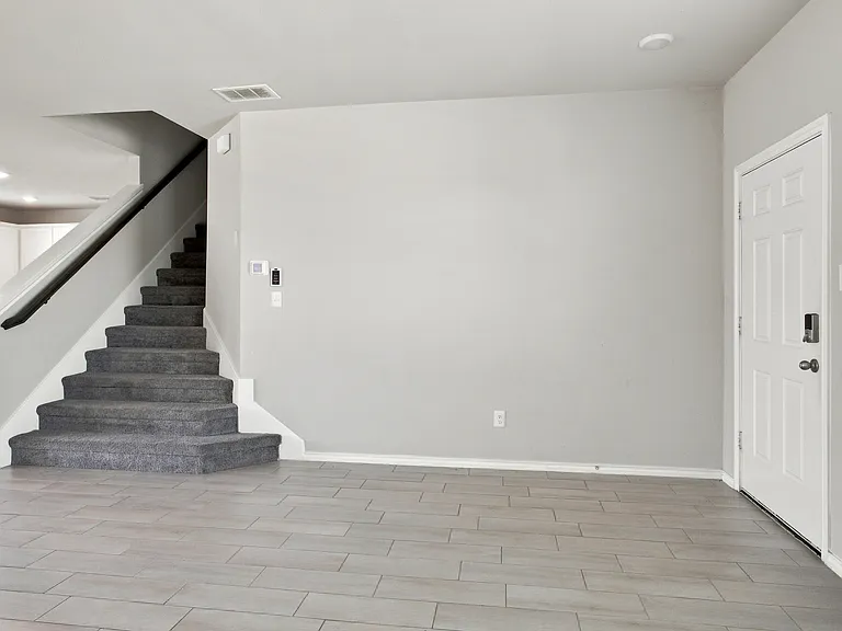944 Ravenwood Ln — Photo 6