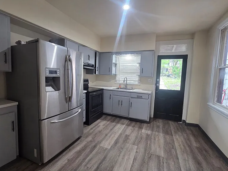721 W Market St — Photo 23