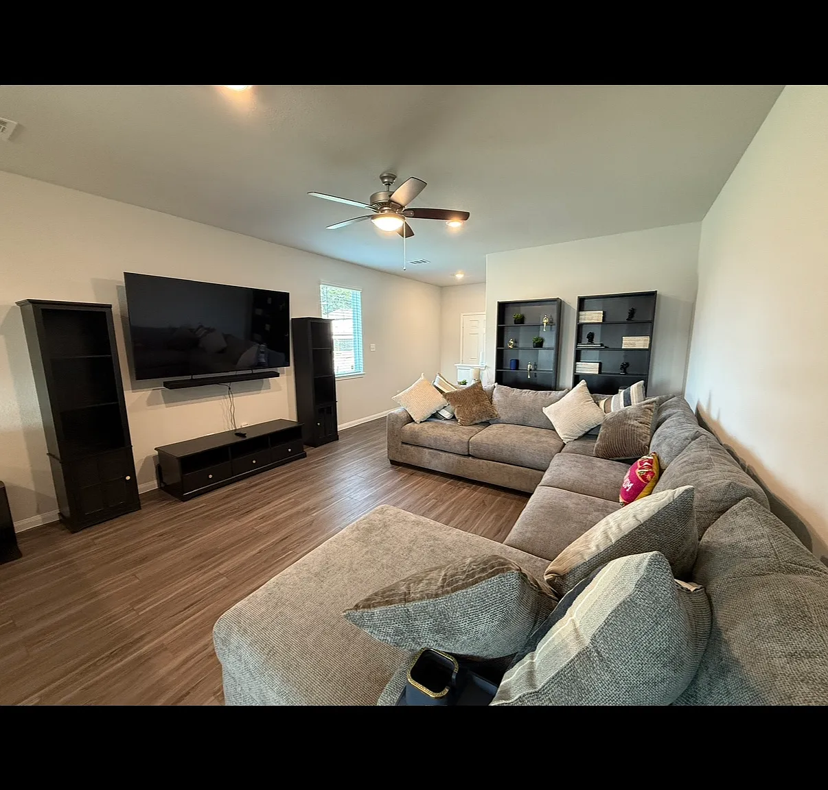 4 bed, 2.5 bath, 2600 sqft, $2,950 — Photo 2
