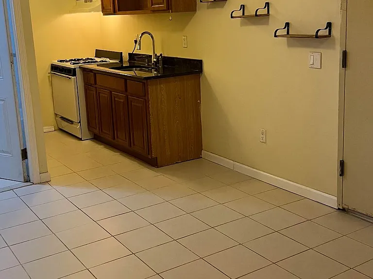 11-04 34th Ave #B1 — Photo 5