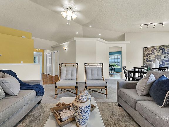 4th image of 323 Larkspur Ct