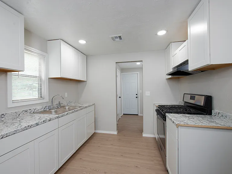 227 W Johnson St — Photo 5