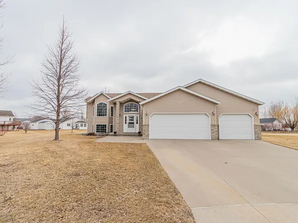 985 32nd St S, Moorhead, MN 56560