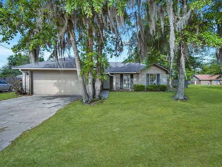 1501 Woodcrest Cir — Photo 1