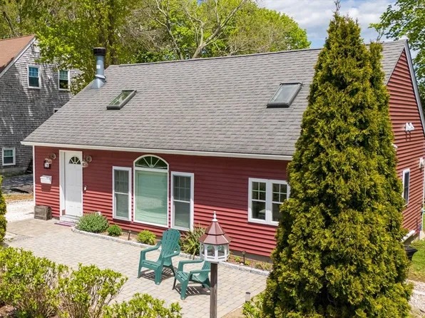 73 Congdon St, Narragansett, RI 02882