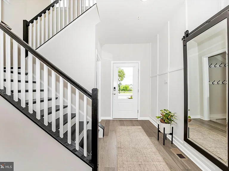 700 Bond St — Photo 3