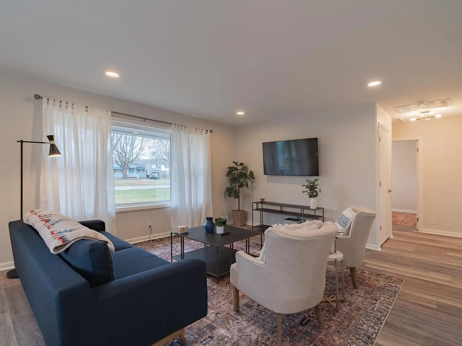 3 bed, 1200 sqft, $2,550 — Photo 2