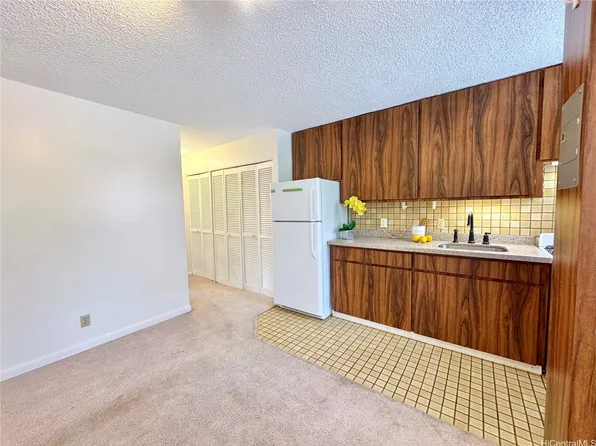 1036 Green St APT 204, Honolulu, HI 96822