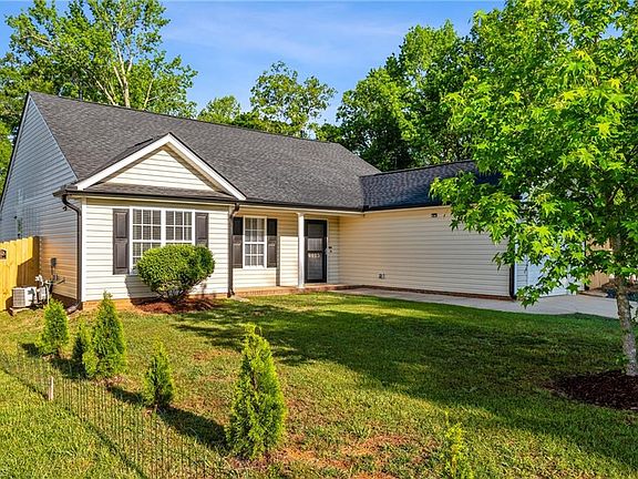 4th image of 4015 Summit View Dr