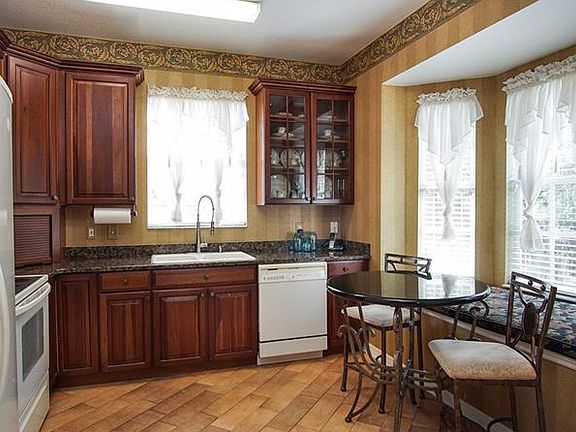 5th image of 760 Vallance Way NE