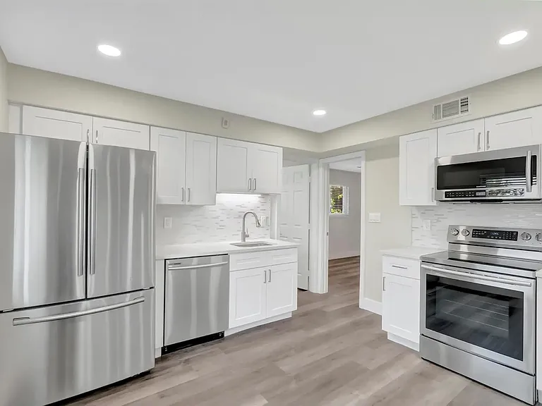 2180 NE 5th Cir — Photo 3