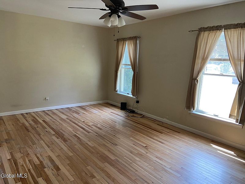 3rd image of 10 Mockingbird Lane