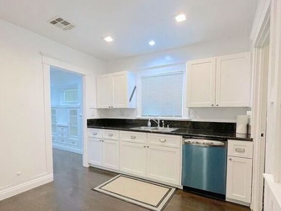 4th image of 1211 N Beachwood Dr