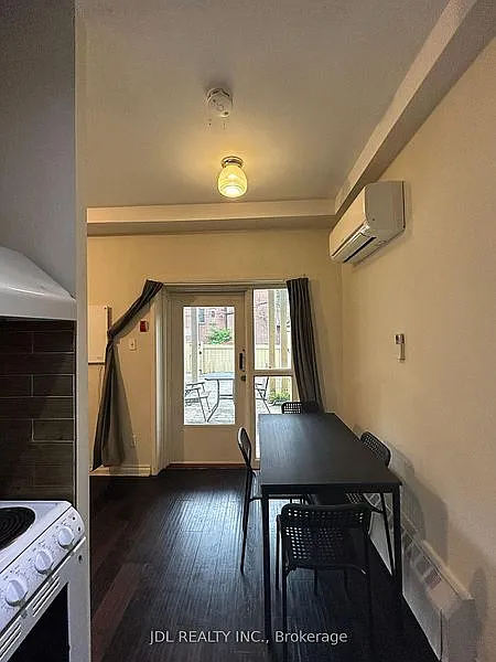 1 bed, 300 sqft, $1,949 — Photo 3