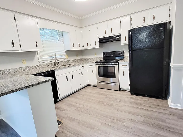 830 Larch Way #1 — Photo 8