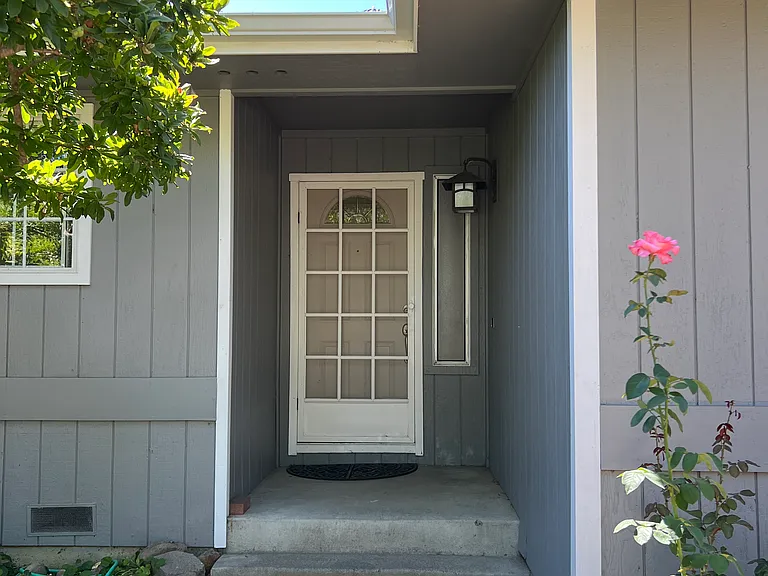 1827 Holiday St — Photo 4