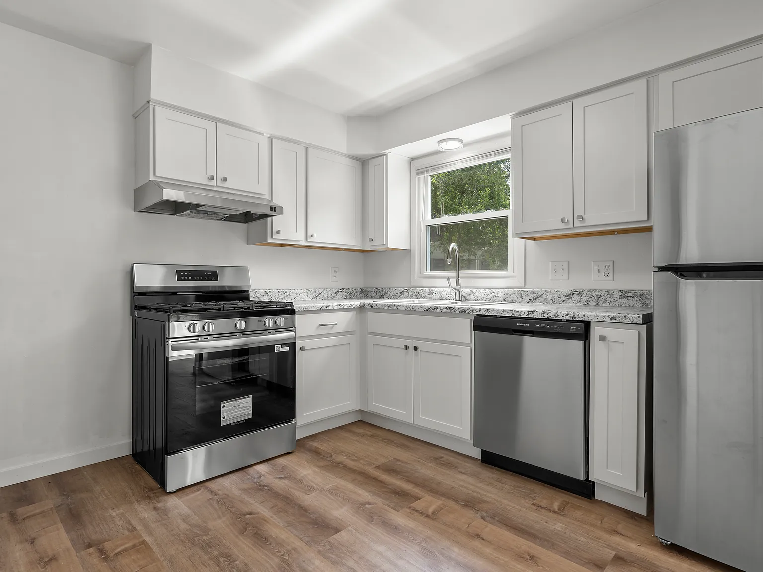 3 bed, 1.5 bath, 1375 sqft, $2,295 — Photo 2