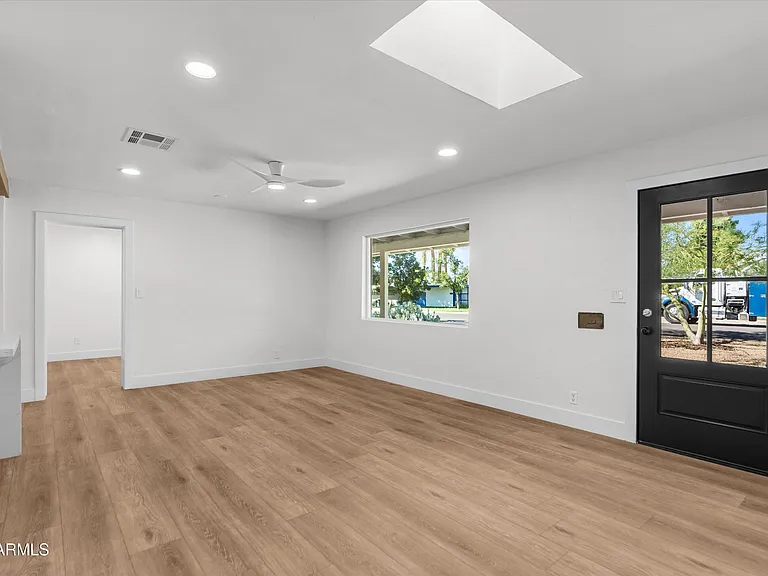 543 W 17th St — Photo 25