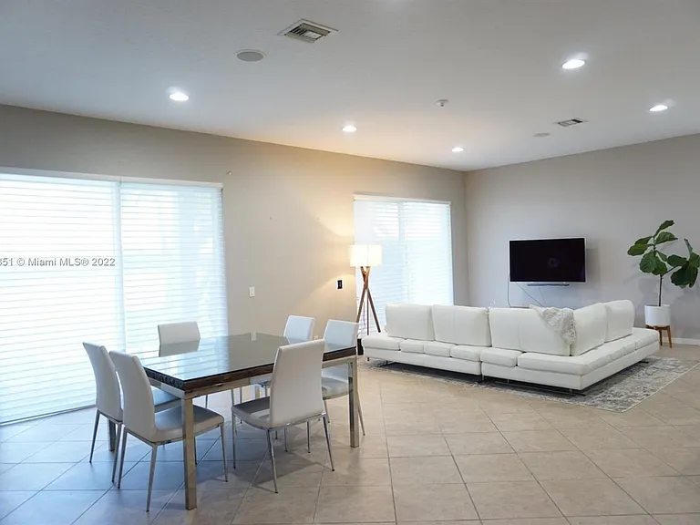 878 Lavender Cir #878 — Photo 9