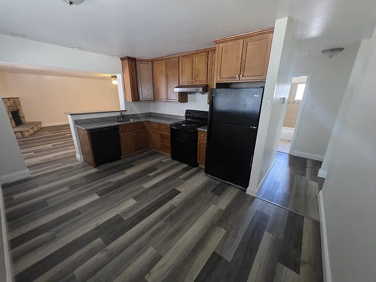 302 Maple Ave #300 — Photo 2