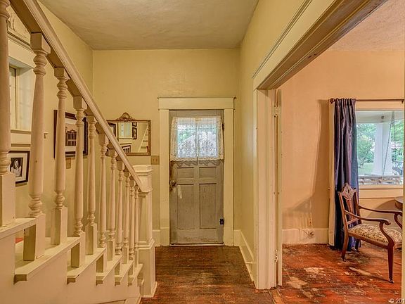 5th image of 224 N Oak St