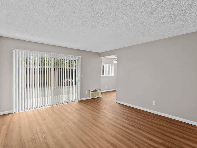 Suzanne Apartments — Photo 7