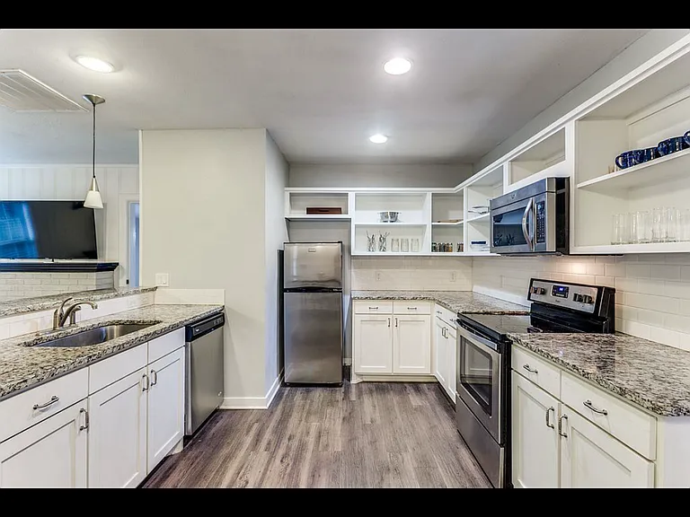 2534 Wayside Ave — Photo 3