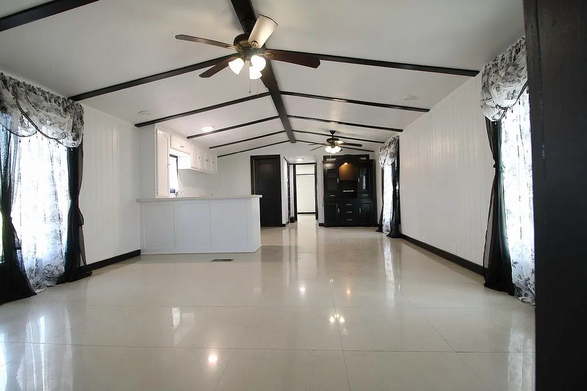 3 bed, 2.0 bath, 1056 sqft, $1,300 — Photo 2