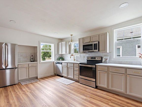 3rd image of 715 2nd Ave NE