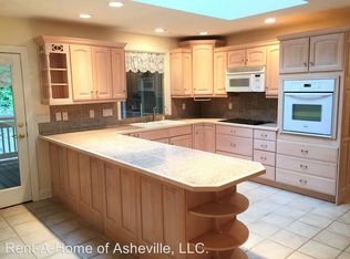 101 Sugarberry Ln, Hendersonville, NC 28739