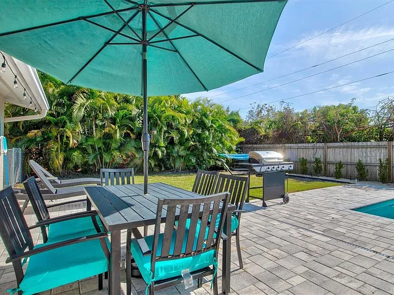 2572 Jefferson Cir — Photo 41
