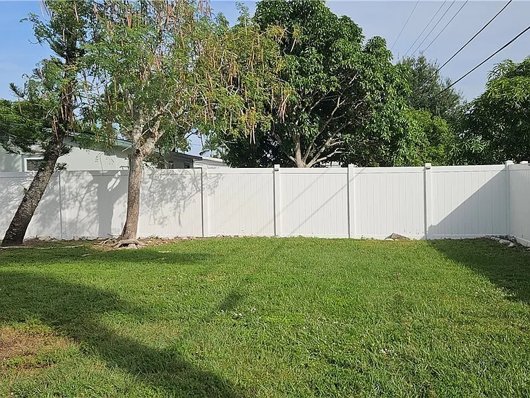 1626 Grace Ave — Photo 3