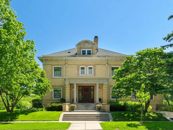 226 Grotto St S, Saint Paul, MN 55105