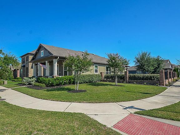 4th image of 18319 Holts Landing Dr