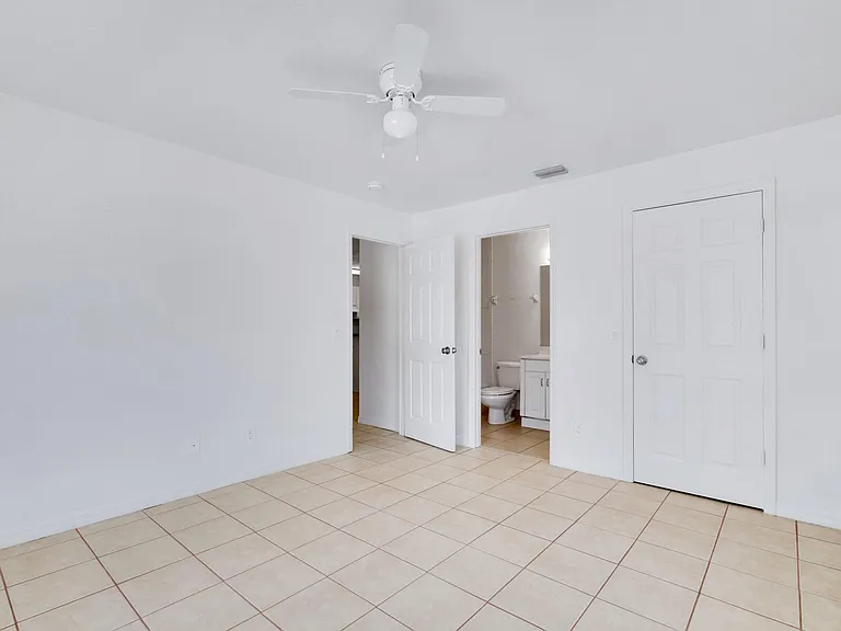 Master bedroom w/full bathroom & walk-in closet