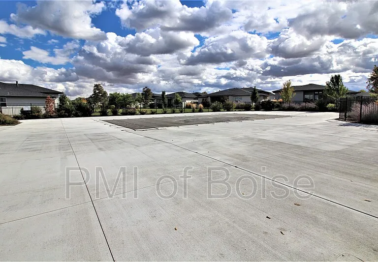 2080 S Hills Ave — Photo 28