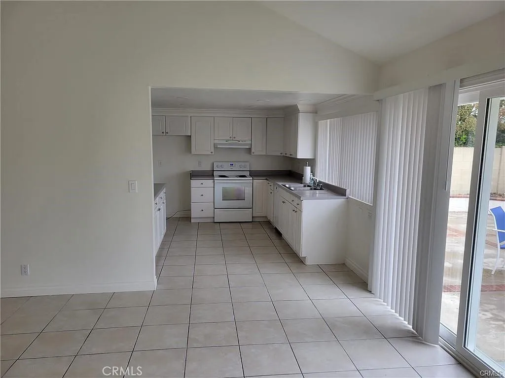 4 bed, 2835 sqft, $5,400 — Photo 2
