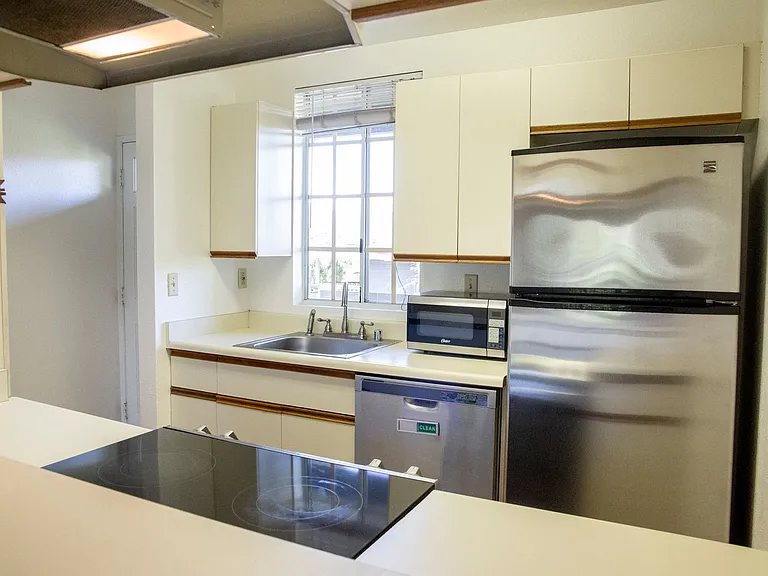 140 Uwapo Rd #19-203 — Photo 3