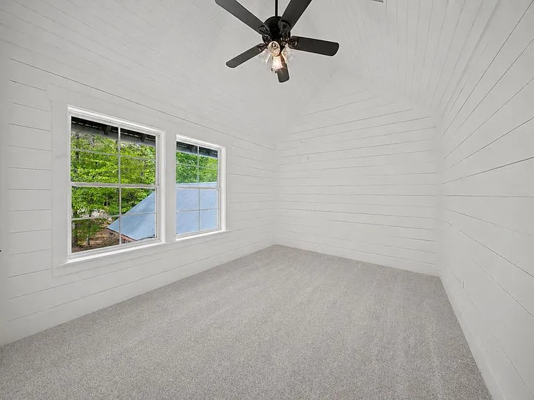 160 Delcrest Dr — Photo 32