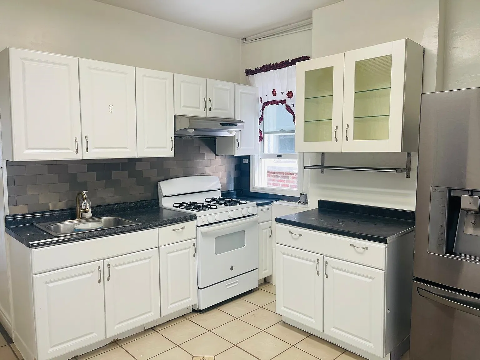 3 bed, 1.0 bath, 1278 sqft, $2,600 — Photo 2
