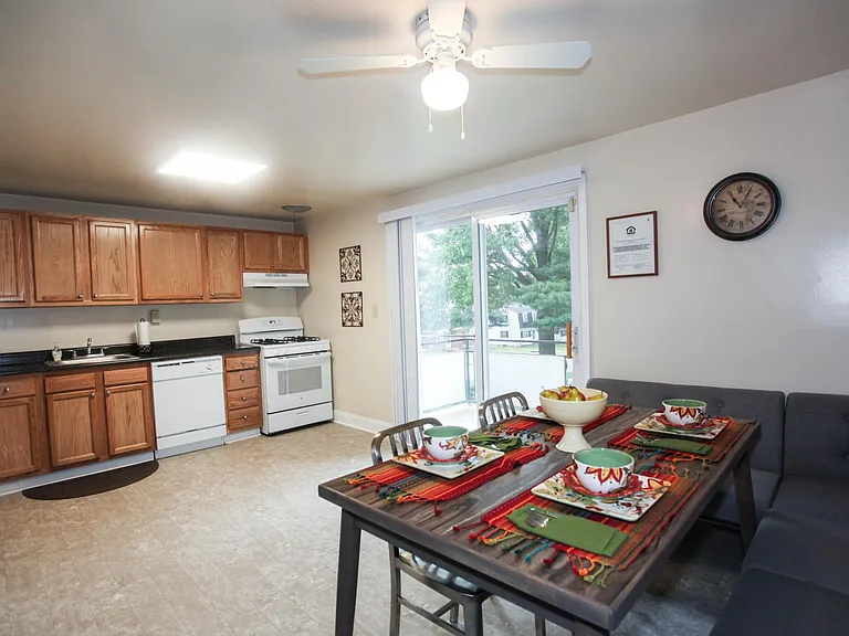 Gardenvillage Apartments and Townhouses — Photo 7