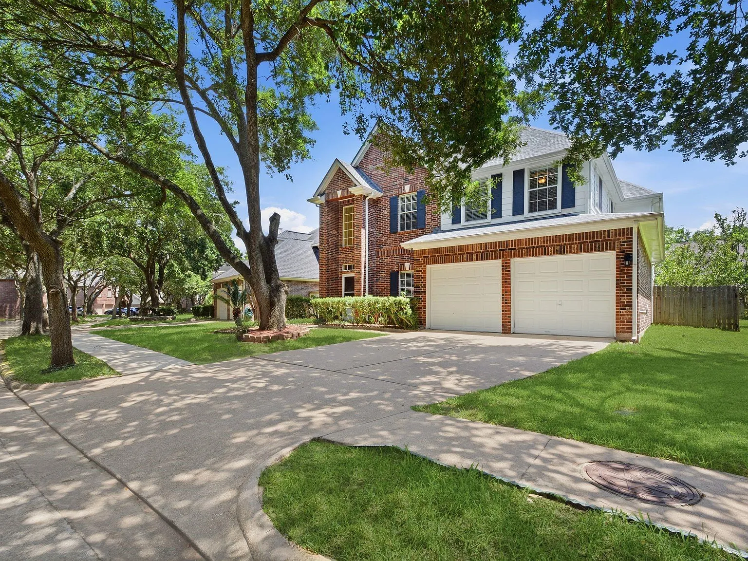 4 bed, 2.5 bath, 2404 sqft, $2,400 — Photo 2