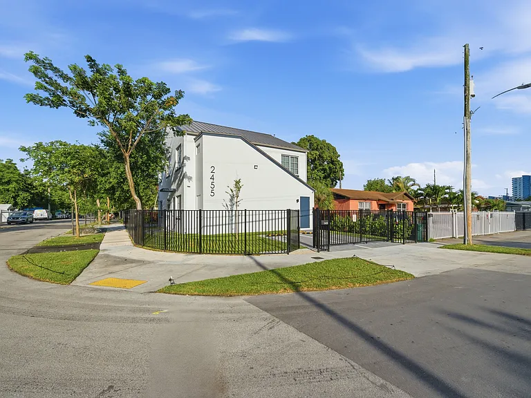 1290 NW 25th St — Photo 4
