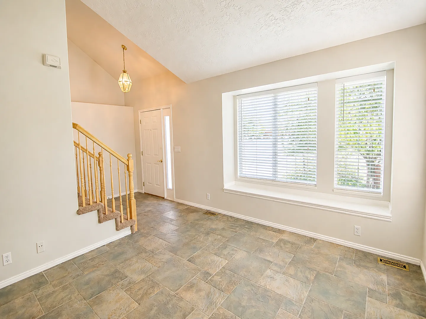 Charming 5-Bedroom Cul-de-Sac Home in Sandy with Garden Beds and Outdoor Space — Photo 2