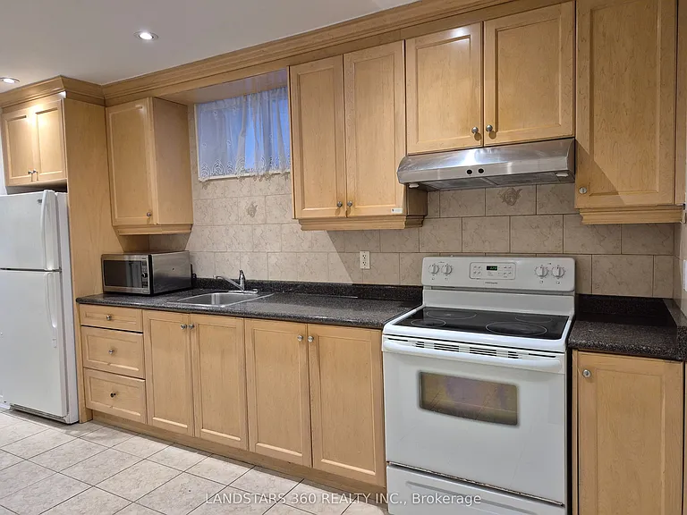 49 Boon Ave #LOWER — Photo 2