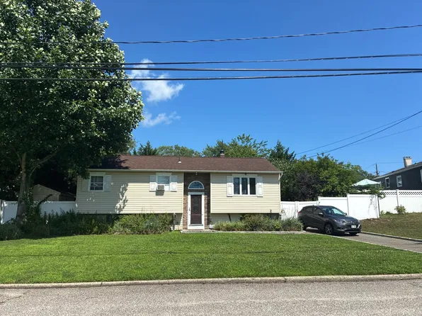 2703 Gull Ave, Medford, NY 11763